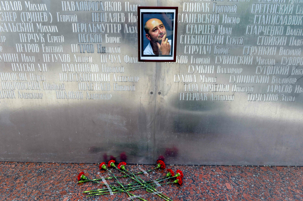 La foto de Babchenko en el memorial de los periodistas asesinados en Moscú. Foto: AFP