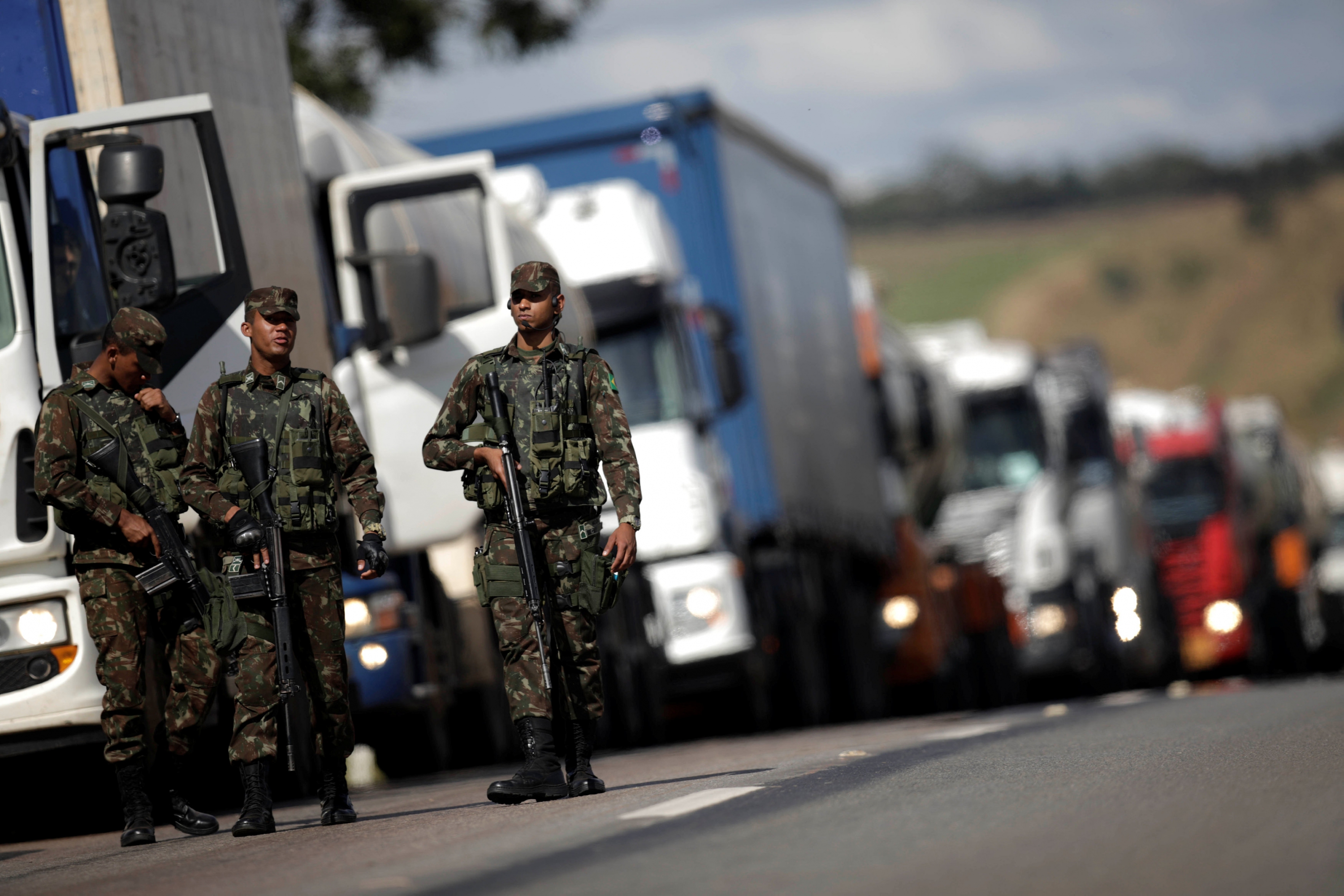El Ejército custodia camiones que transportan combustible. Foto: Reuters