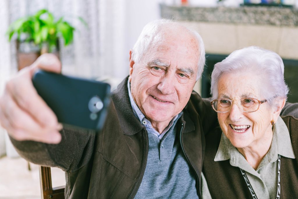Seniors. La tecnología los ayuda a mantener su buen estado físico y cognitivo. Foto: Shutterstock.