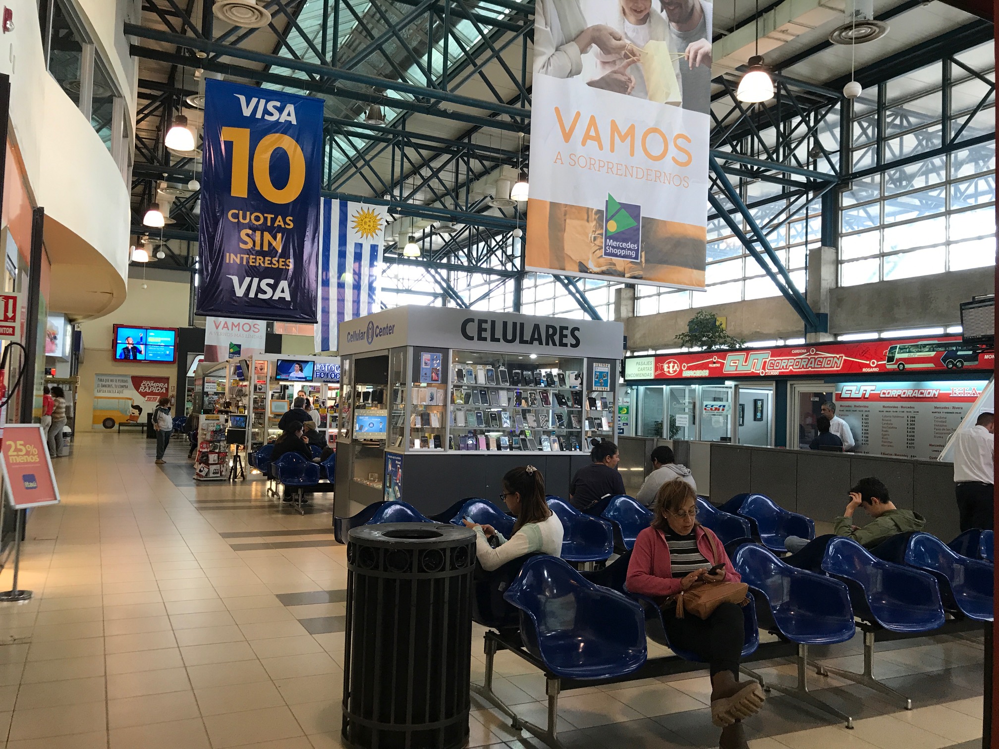 Mercedes. Más de 20.000 personas por mes pasan por el shopping y terminal cada mes.