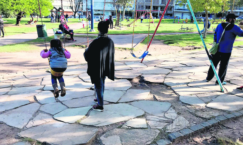 Juegos infantiles y espacios en muy mal estado. Foto: El País