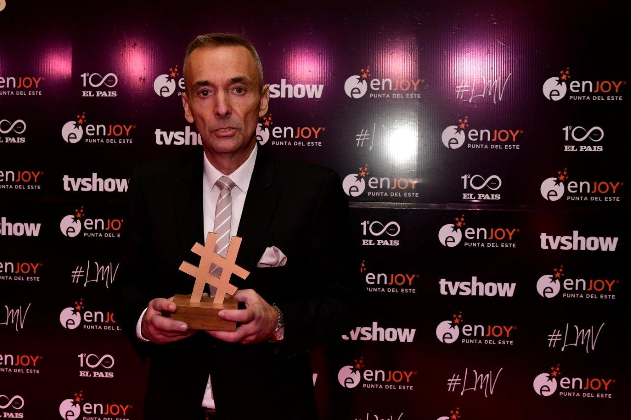 Scelza estaba invitado con Rodrigo Romano pero el relator se ausentó por un problema de salud. El comentarista recibió la estatuilla de ambos. Foto: Darwin Borrelli.