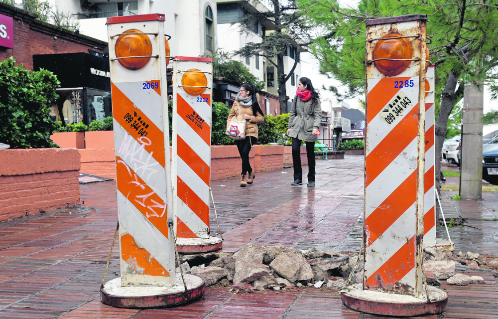 Veredas desencajadas o rotas conspiran contra los paseos distendidos. Foto: Marcelo Bonjour