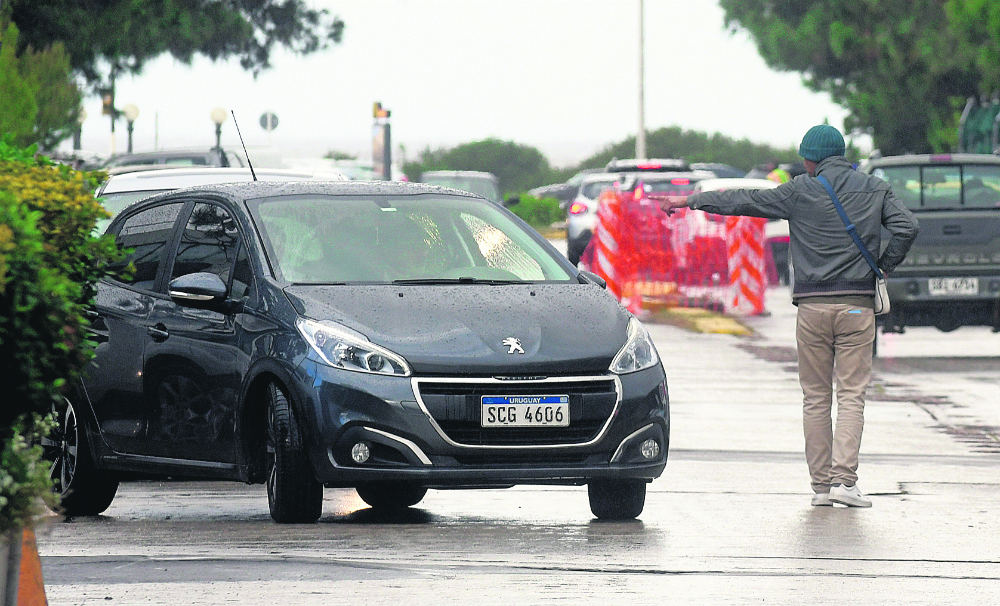 Prolblema: cuidadoches “que no son cuidacoches” y que practican una suerte de “mendicidad abusiva”. Foto: Marcelo Bonjour