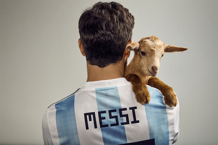 Lionel Messi posó junto a una cabra en la portada de la revista Paper. Foto: Paper Magazine