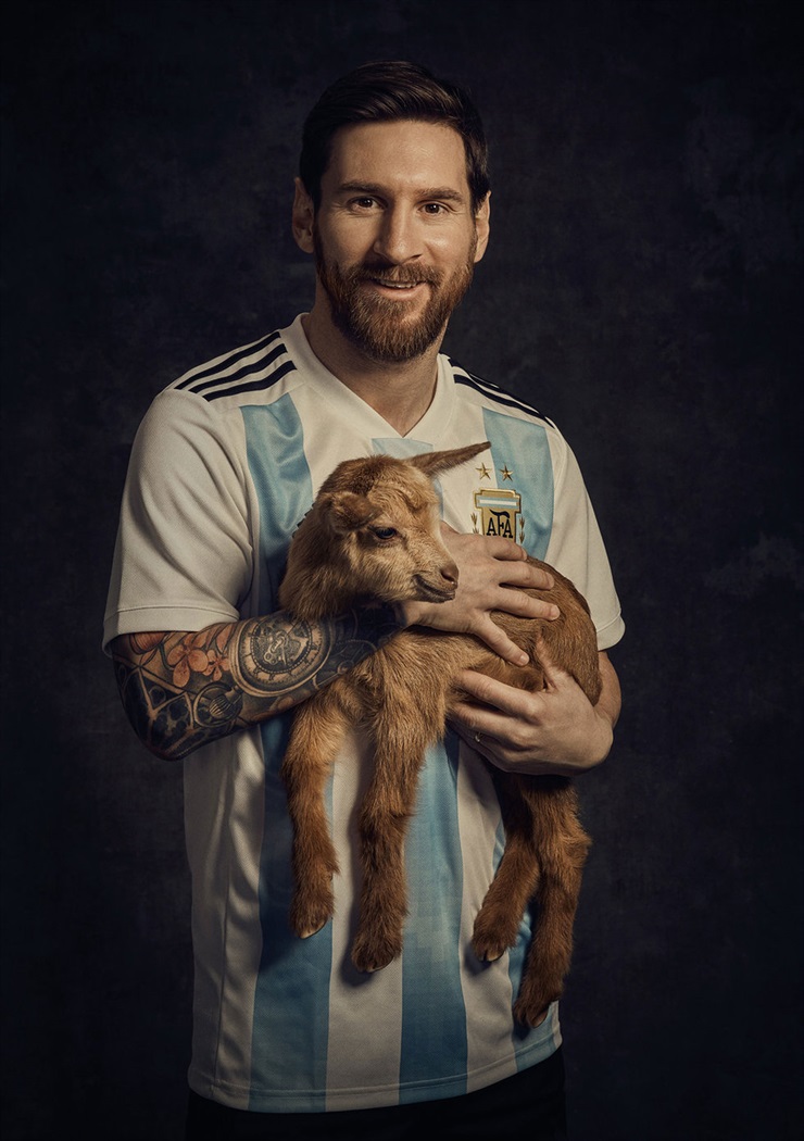 Lionel Messi posó junto a una cabra en la portada de la revista Paper. Foto: Paper Magazine