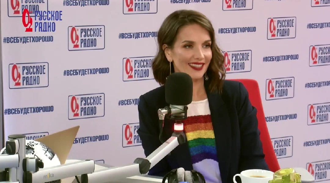 Natalia Oreiro en una radio rusa, luciendo una bandera del orgullo gay. Foto: @JuntosxNatalia