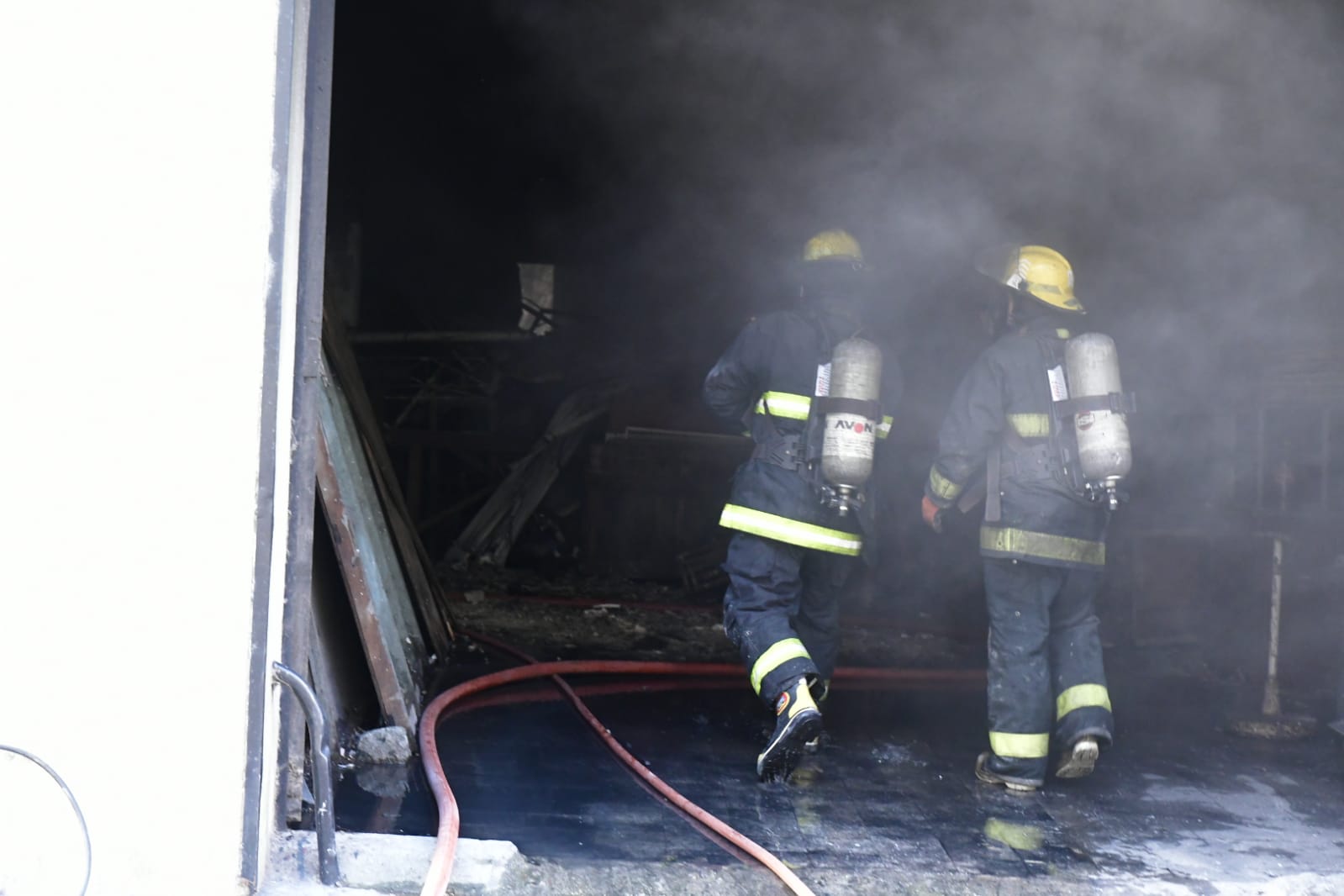 Bomberos trabaja en incendio en depósito de Ciudad VIeja. Foto: Fernando Ponzetto