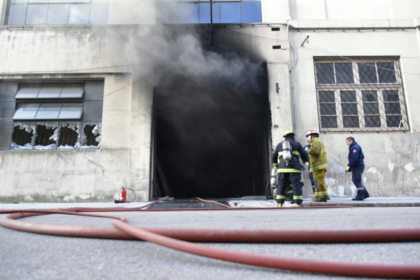 Bomberos trabaja en incendio en depósito de Ciudad VIeja. Foto: Fernando Ponzetto
