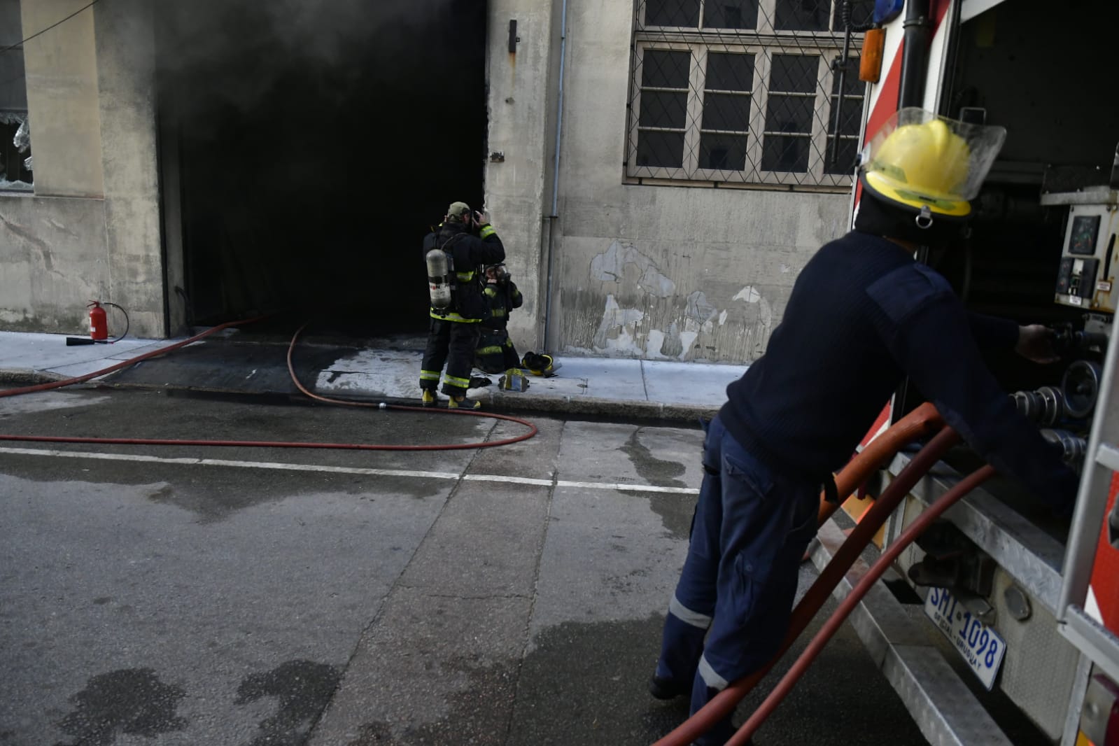 Bomberos trabaja en incendio en depósito de Ciudad VIeja. Foto: Fernando Ponzetto