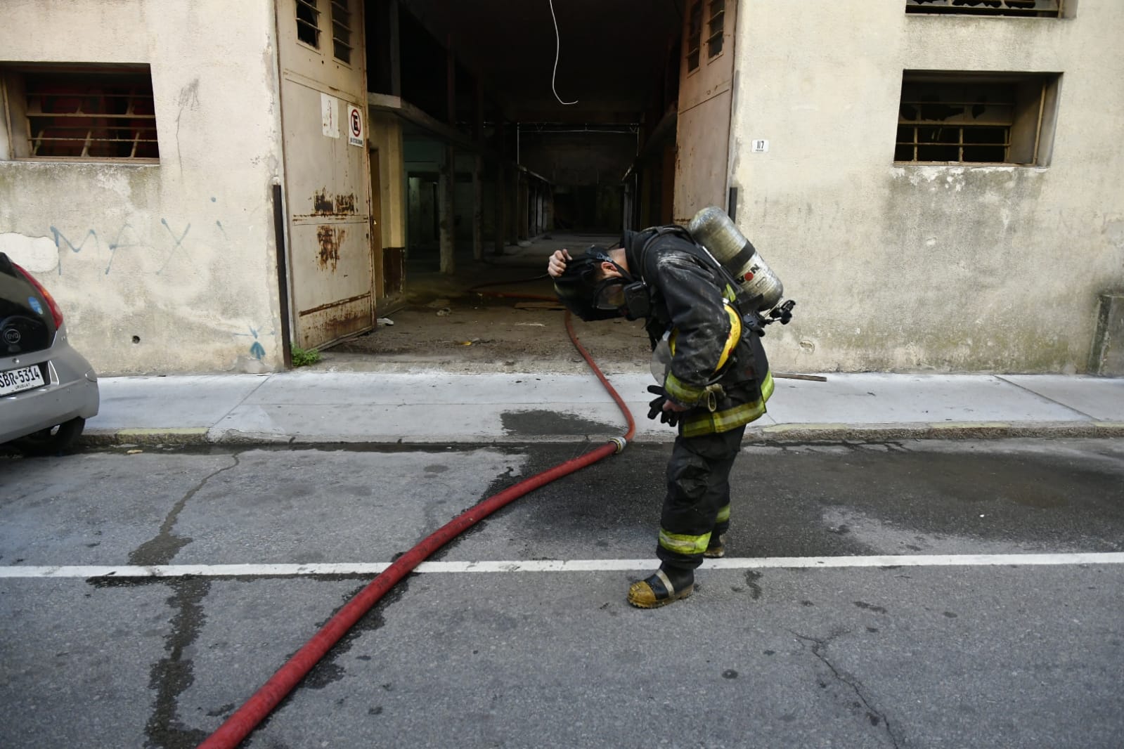 Bomberos trabaja en incendio en depósito de Ciudad VIeja. Foto: Fernando Ponzetto