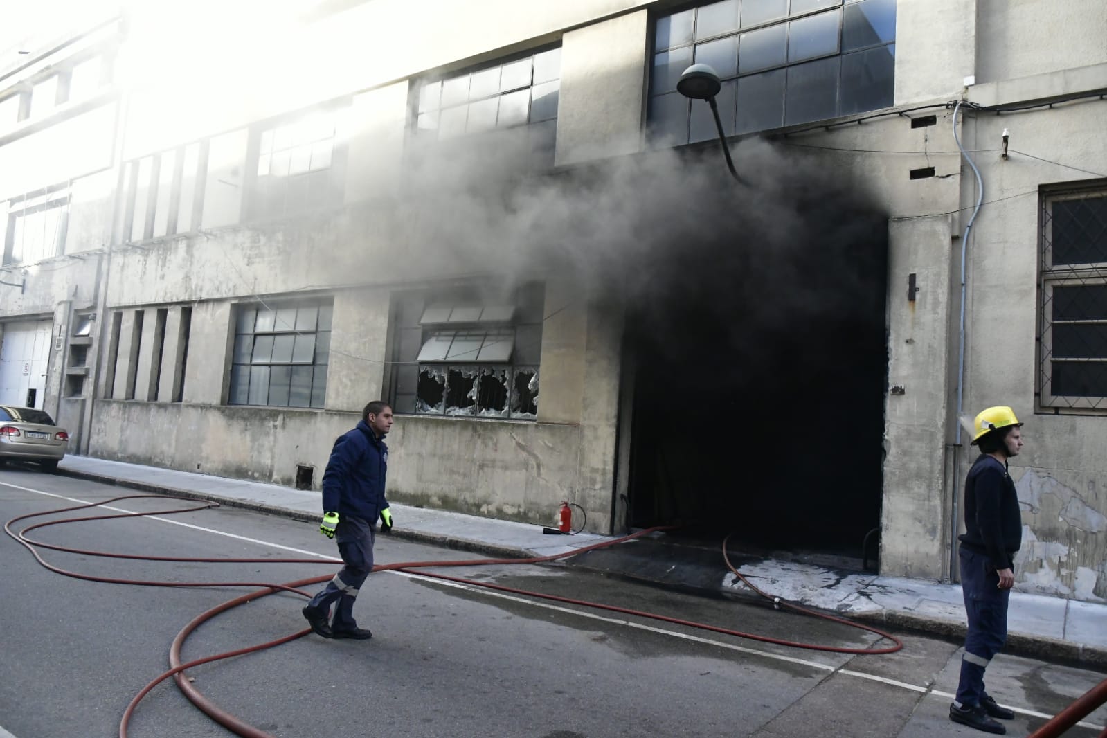 Bomberos trabaja en incendio en depósito de Ciudad VIeja. Foto: Fernando Ponzetto
