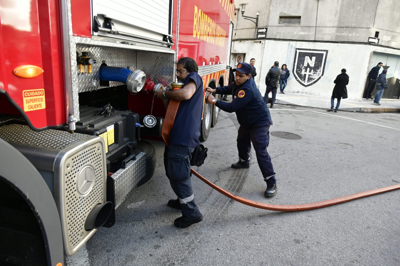 Bomberos trabaja en incendio en depósito de Ciudad VIeja. Foto: Fernando Ponzetto