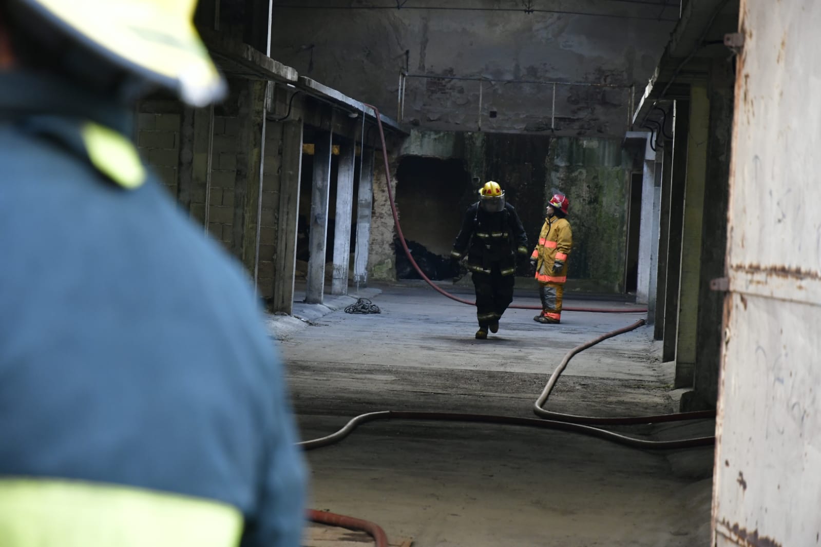 Bomberos trabaja en incendio en depósito de Ciudad VIeja. Foto: Fernando Ponzetto