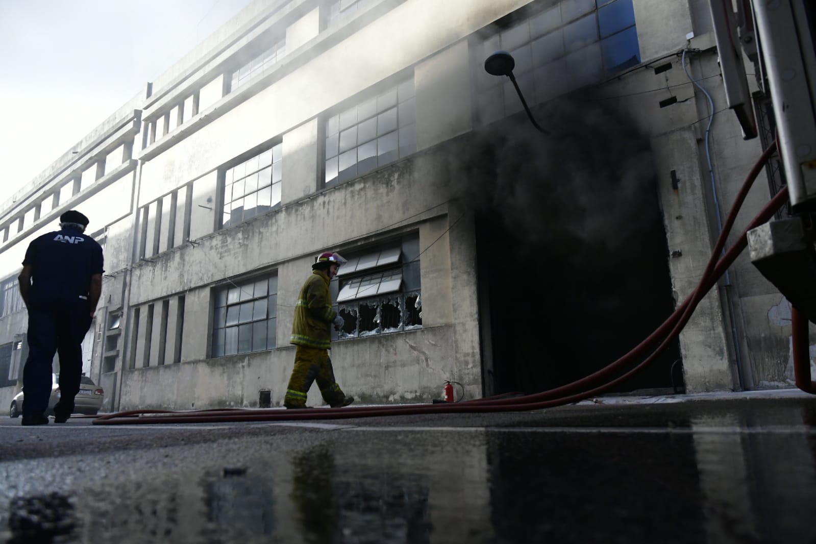 Bomberos trabaja en incendio en depósito de Ciudad VIeja. Foto: Fernando Ponzetto