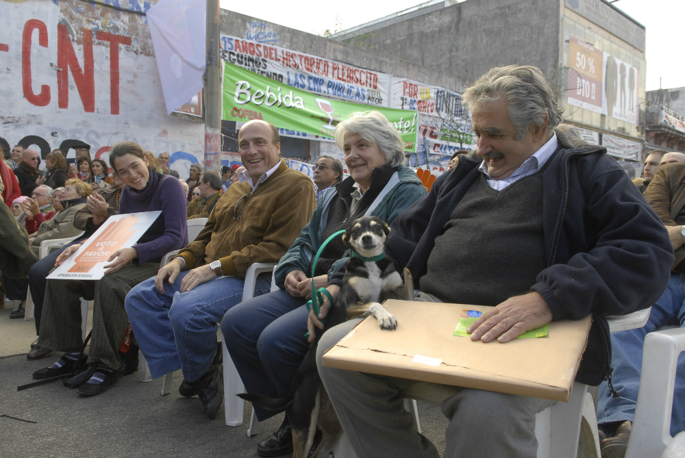 En una crónica del diario El Mundo de Madrid, la describían como “la inseparable perra -nada de raza, nada de abolengo canino-”. Foto: archivo El País.