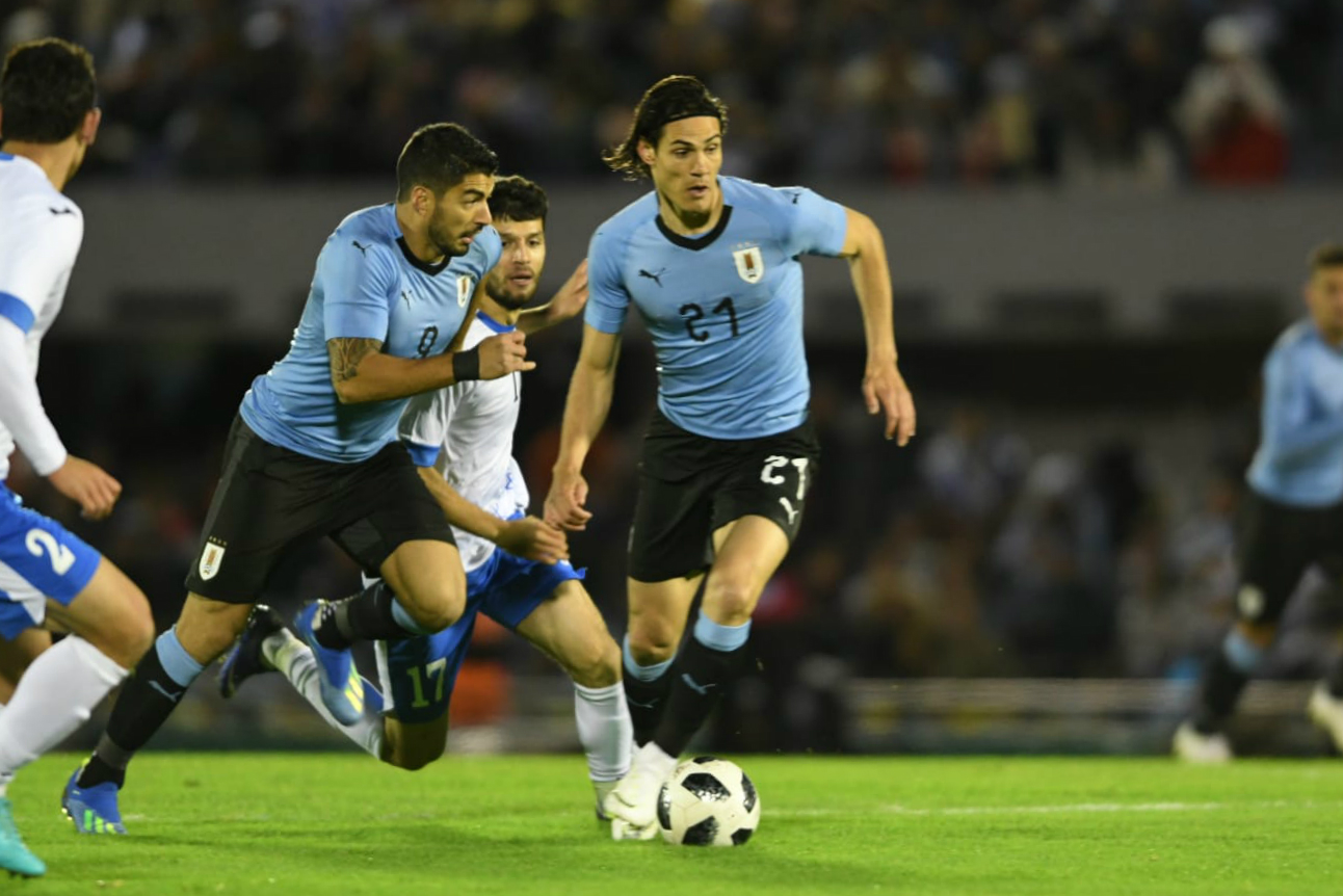 Uruguay vs. Uzbekistán. Luis Suárez y Edinson Cavani. Foto: Gerardo Pérez
