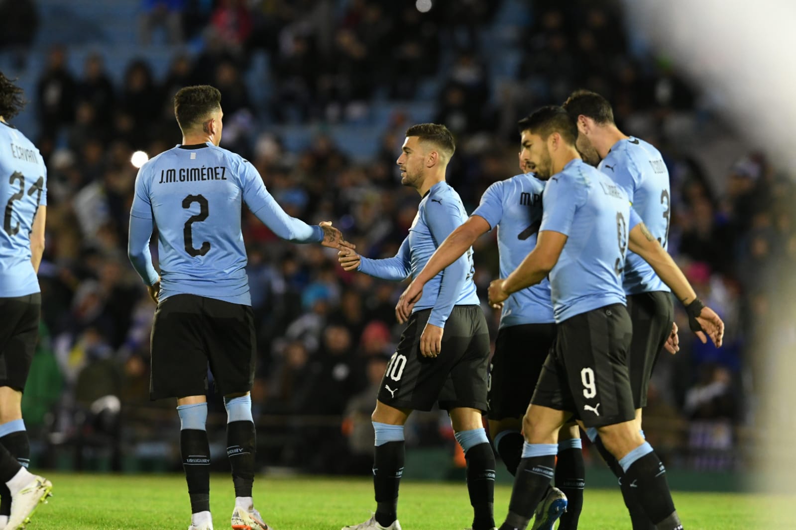 Giorgian se saluda con Josema. Foto: Gerardo Pérez.