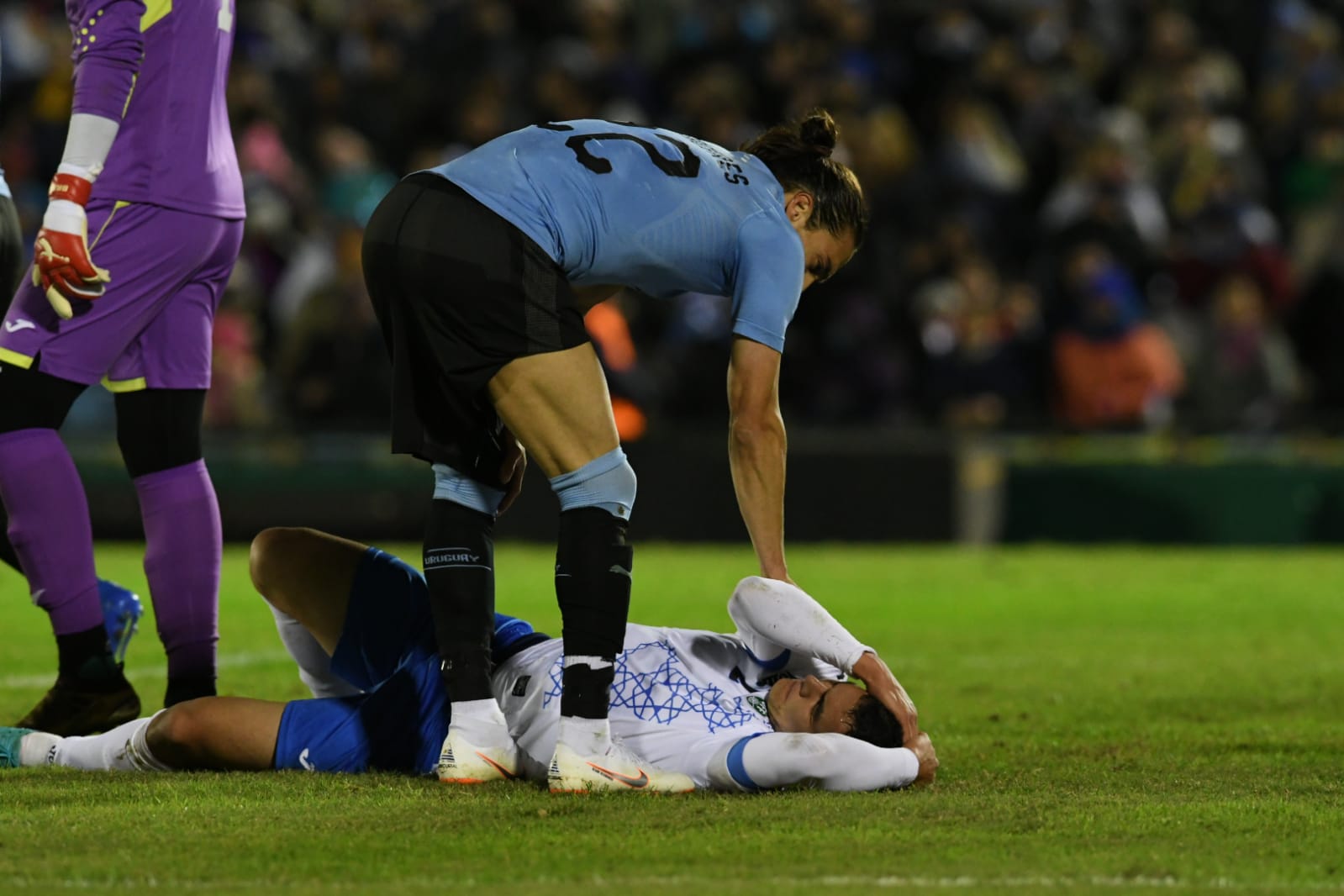 Cáceres ayuda a un rival a incorporarse. Foto: Gerardo Pérez.