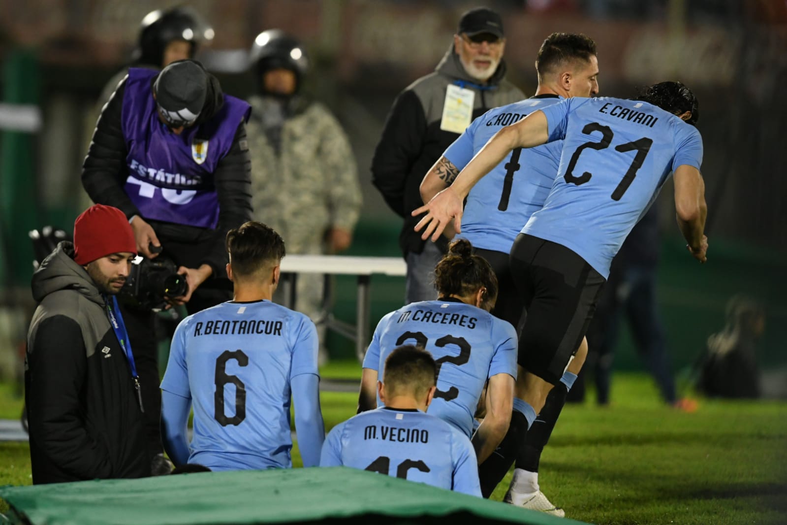 Los jugadores ingresan a la cancha para jugar el segundo tiempo. Foto: Gerardo Pérez.
