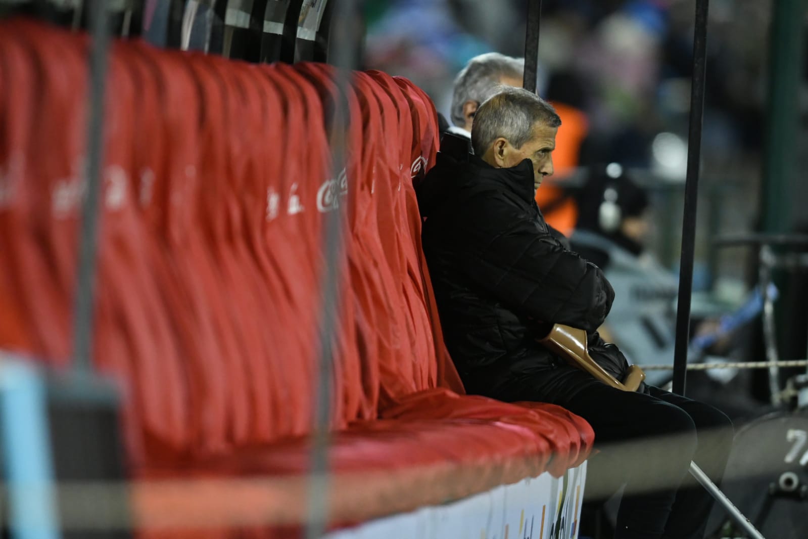 El Maestro Tabárez mira atento el partido. Foto: Gerardo Pérez.
