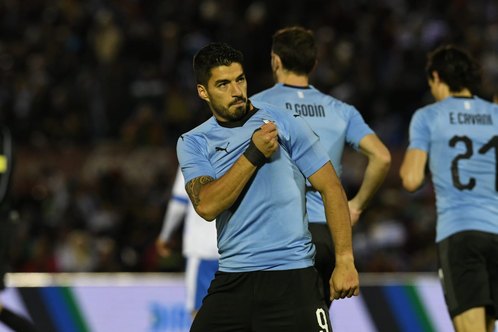 Suárez se besa la camiseta. Foto: Gerardo Pérez.