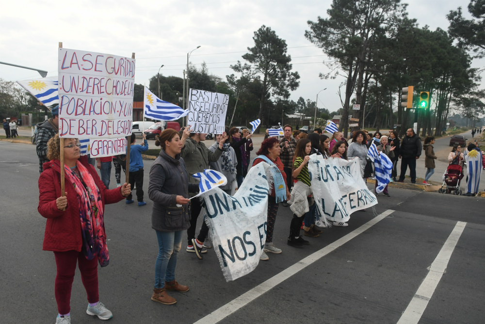 Los manifestantes portaron banderas de Uruguay. Foto: Francisco Flores