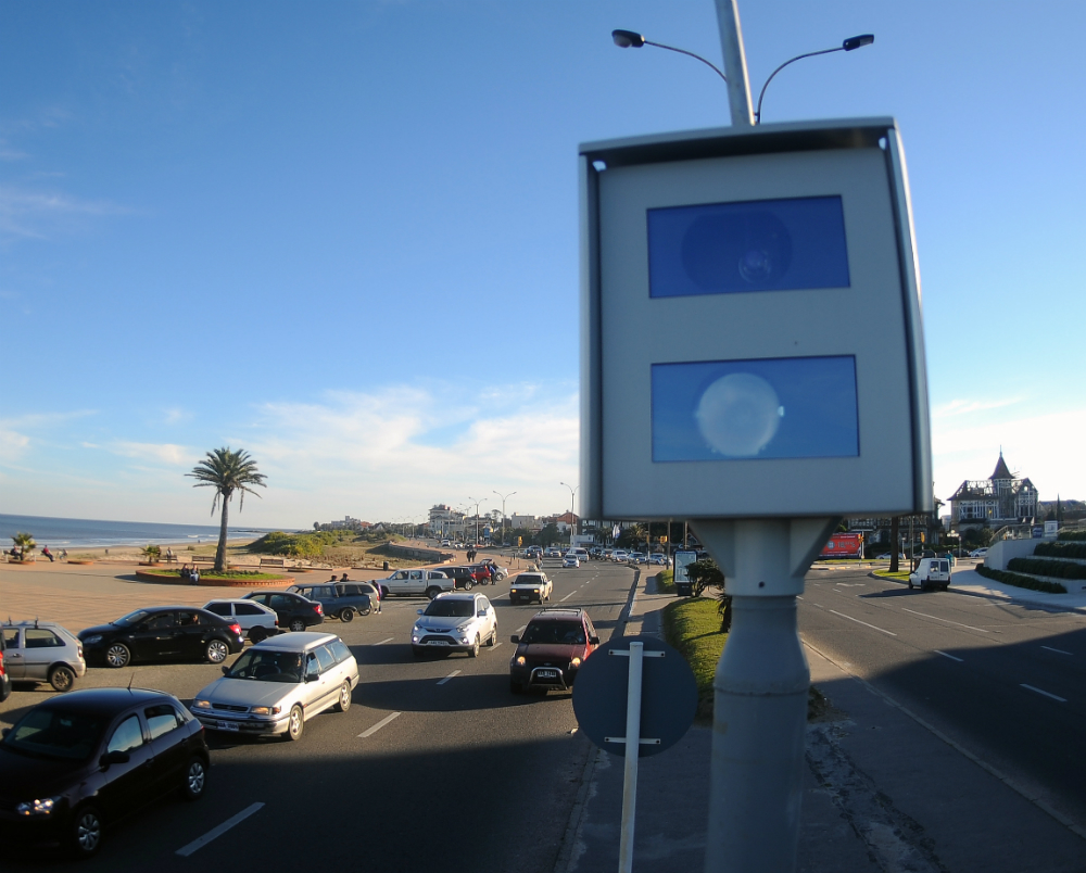 Cámara de control de velocidad y control de cruce con luz roja en semaforo de la Rambla República de México y Avenida Arocena. Foto: Fernando Ponzetto.