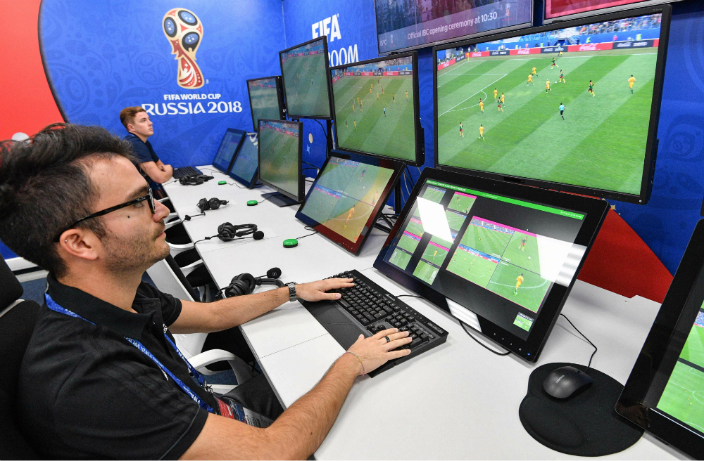 Mañana cuando se de el puntapié inicial con el partido entre Rusia y Arabia Saudita la “Asistencia por videoarbitraje” (VAR) hará su debut en un campeonato del mundo. Foto: AFP