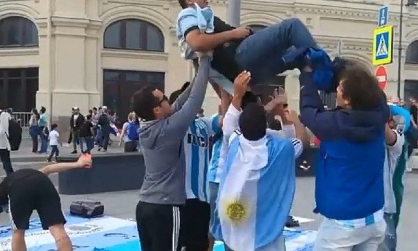 Pogos a la gorra, el método argentino para ganar plata en Rusia. Foto: Captura video