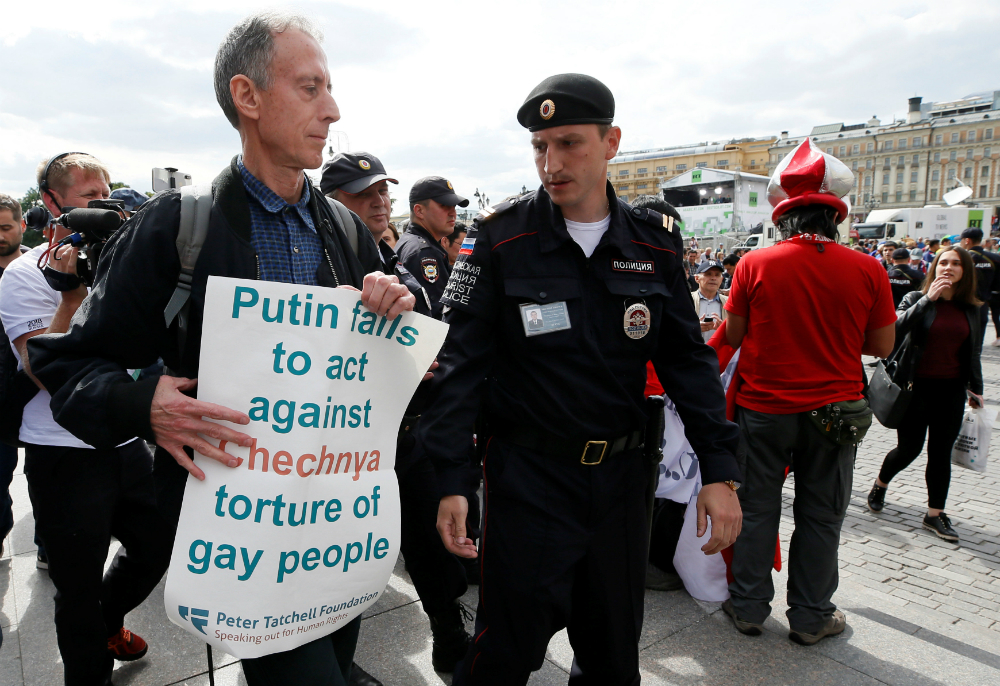 Activista Peter Tatchell detenidop por la Policía rusa. Foto: Reuters.