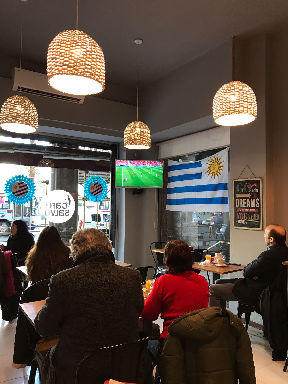 Así viven los hinchas el partido ante Egipto en Montevideo. Foto: Florencia Pitetta