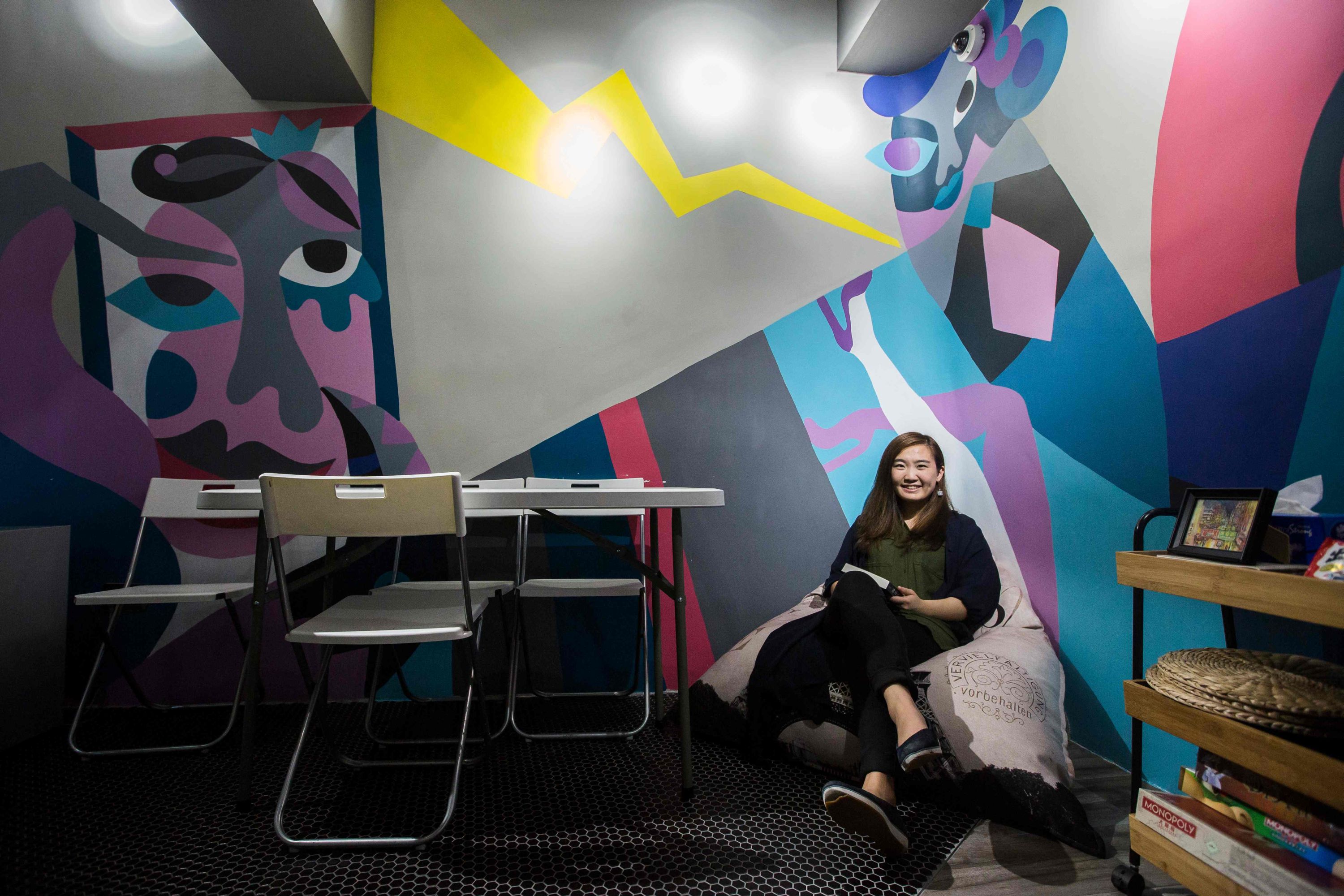 Los dormitorios pequeños de los jóvenes de Hong Kong. Foto: AFP