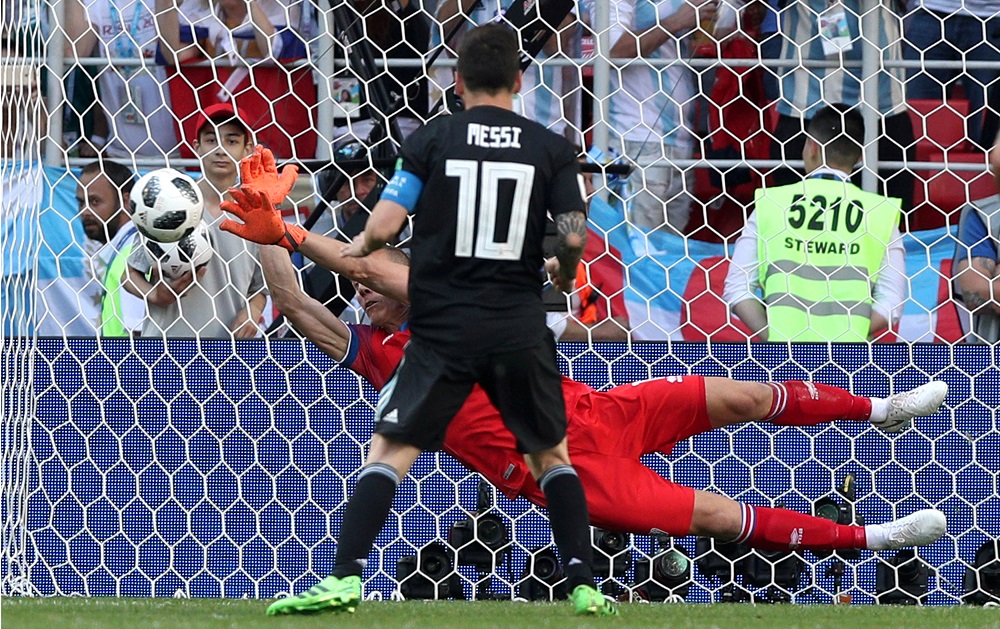 Lionel Messi no aprovecha el penal contra Islandia, Hannes Halldorsson se lo atajó. Foto: Reuters
