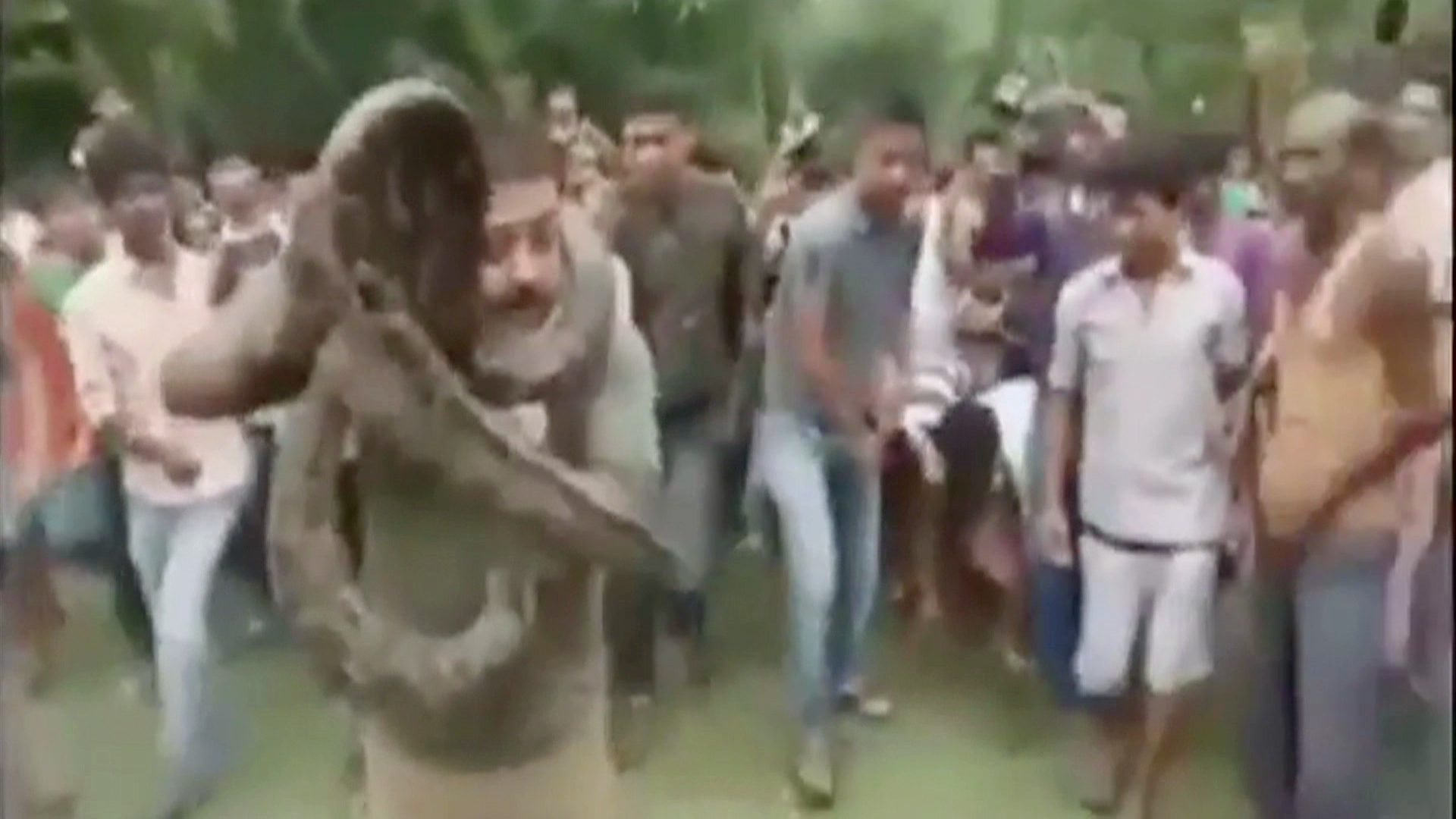 Indio escapa por poco de estrangulamiento de pitón