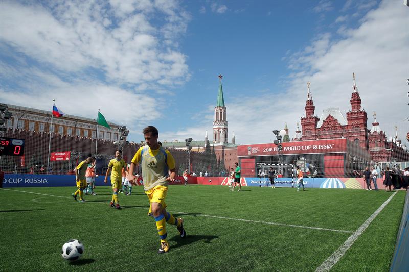 La inauguración del "Parque del Fútbol" en la Plaza Roja de Moscú. Foto: EFE.