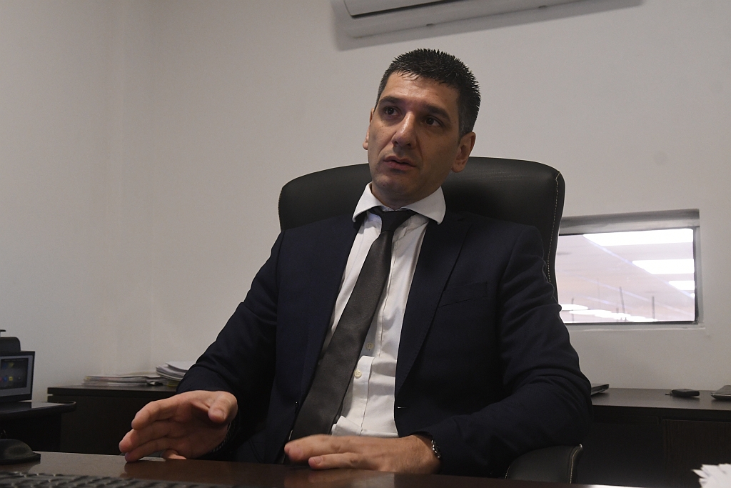 Herrera. Viaja una vez al año a China donde tiene una oficina con doce personas, y recorre fábricas y ferias durante un mes y medio. (Francisco Flores)