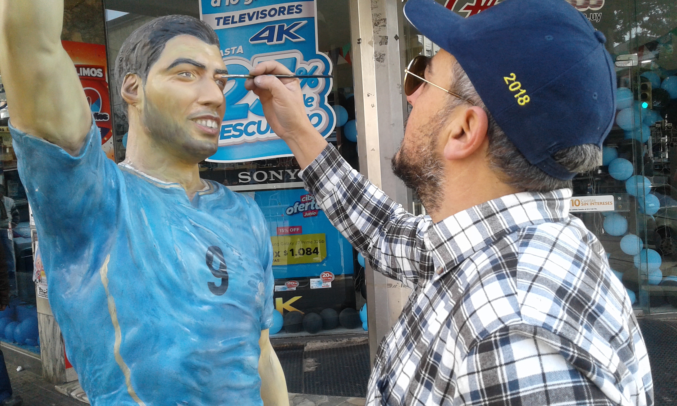 La fiebre mundialista la viven los hinchas. Fotos: Luis Pérez / Daniel Rojas / Augusto Negro