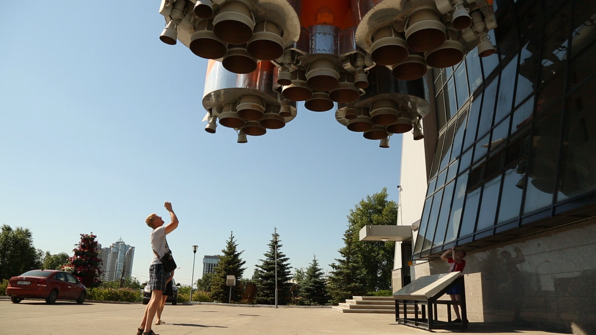 Los rusos inflan el pecho con su cohete. Fotos: Gabriel Rodríguez.