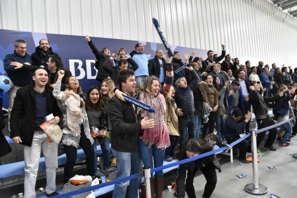 Los hinchas de Uruguay reunidos en la Zona Celeste, celebraron el gol de su seleccionado, con el que le ganó a Egipto 1-0.