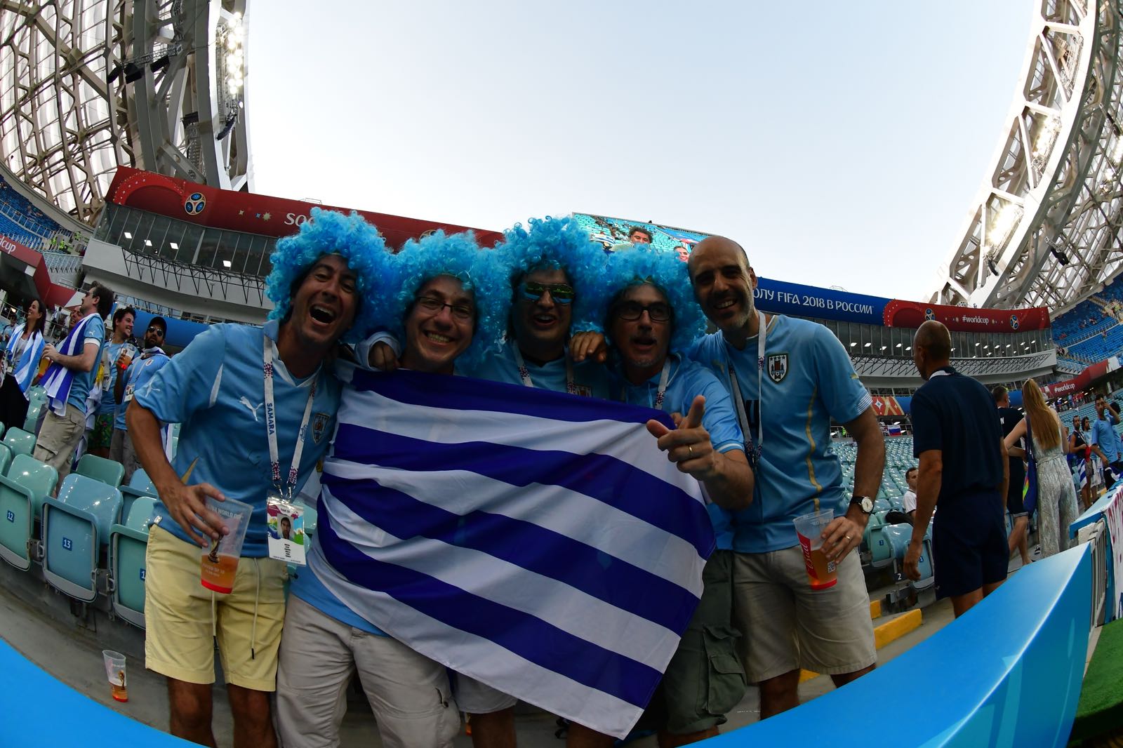 Los hinchas ya hacen el aguante en el Estadio de Fisht. Foto: Nicolás Pereyra
