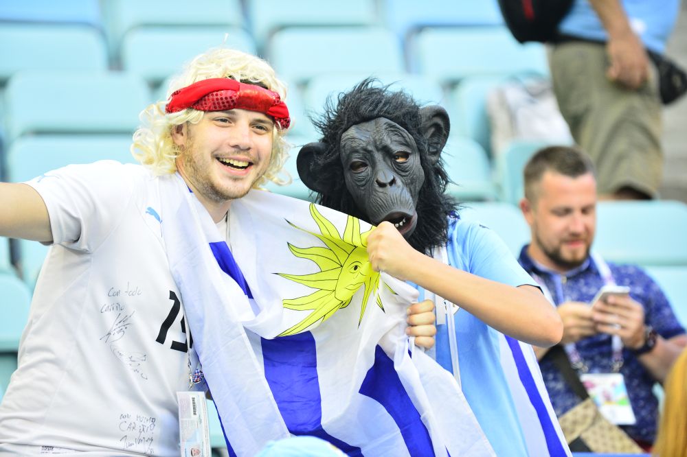 Los hinchas hacen el aguante en el Estadio Olímpico de Fisht. Foto: Nicolás Pereyra