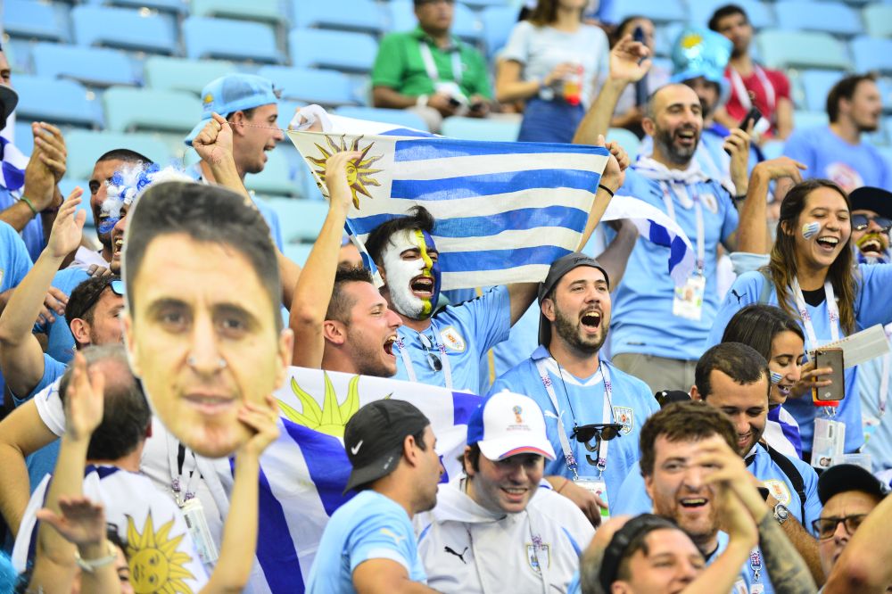 Los hinchas hacen el aguante en el Estadio Olímpico de Fisht. Foto: Nicolás Pereyra