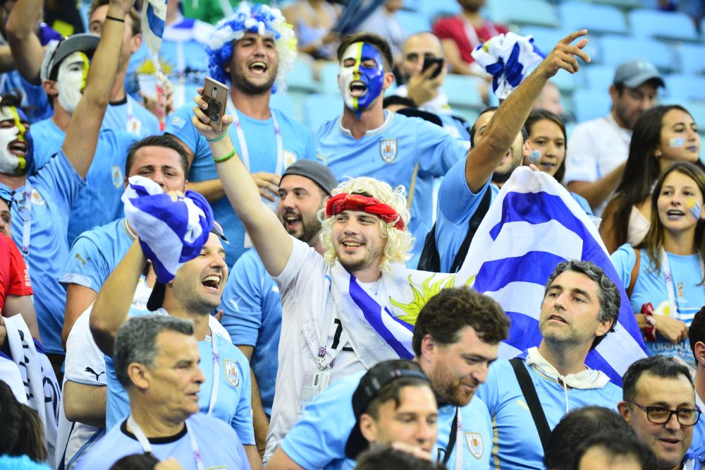 Los hinchas hacen el aguante en el Estadio Olímpico de Fisht. Foto: Nicolás Pereyra