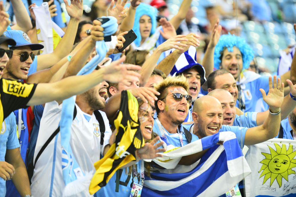 Los hinchas hacen el aguante en el Estadio Olímpico de Fisht. Foto: Nicolás Pereyra