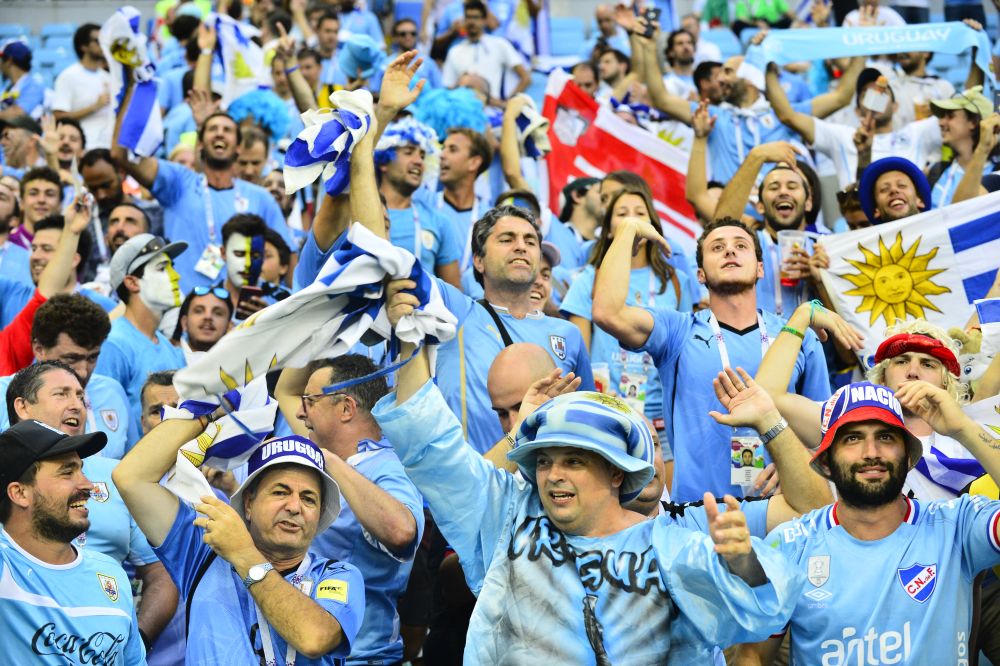 Los hinchas hacen el aguante en el Estadio Olímpico de Fisht. Foto: Nicolás Pereyra
