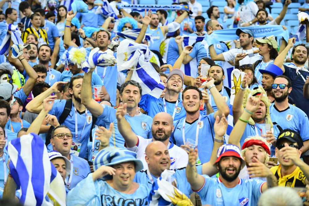 Los hinchas hacen el aguante en el Estadio Olímpico de Fisht. Foto: Nicolás Pereyra