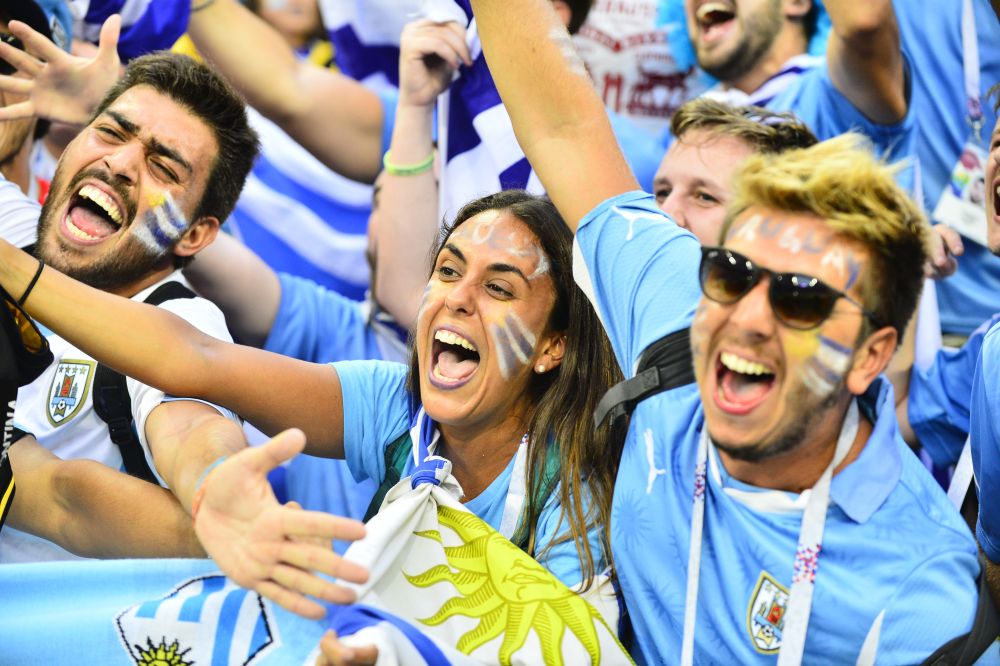 Los hinchas hacen el aguante en el Estadio Olímpico de Fisht. Foto: Nicolás Pereyra