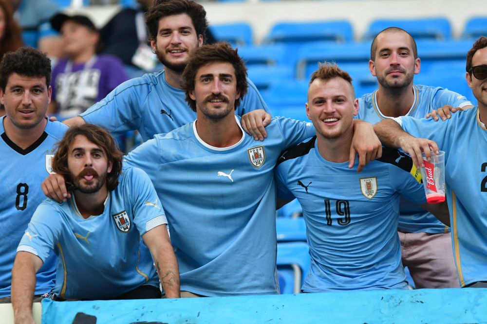 Hinchas hacen el aguante en el Estadio Olímpico de Fisht. Foto: N. Pereyra