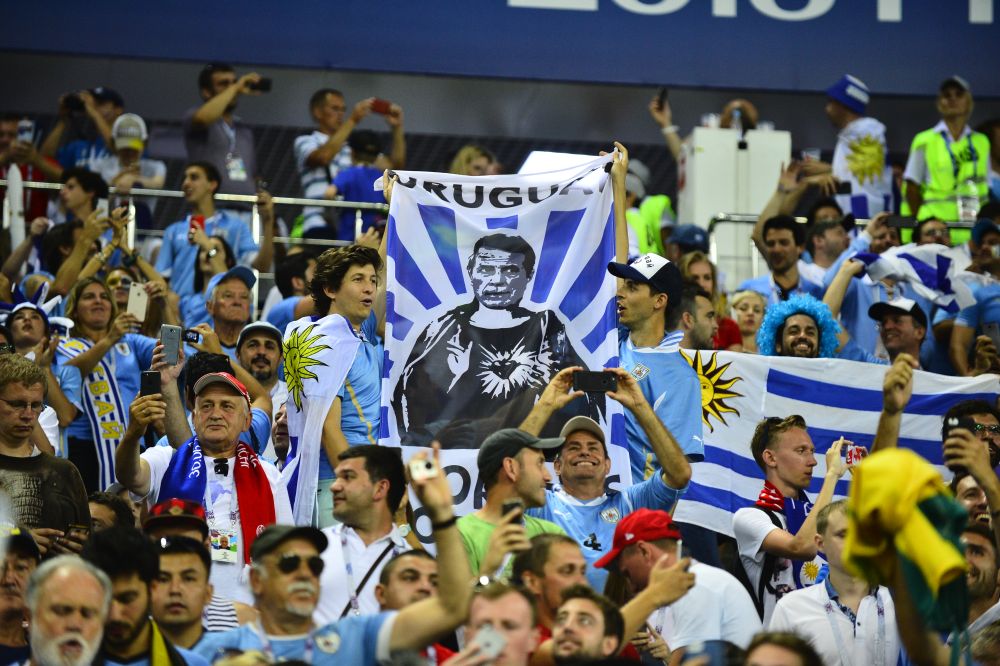 Hinchas hacen el aguante en el Estadio Olímpico de Fisht. Foto: N. Pereyra